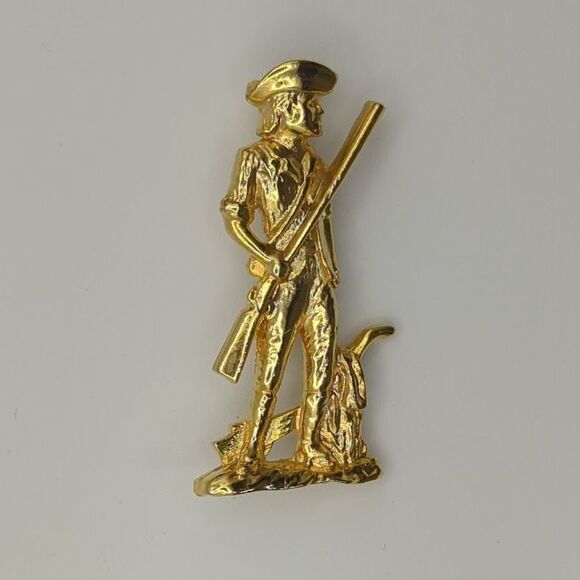 Cinerama Cranston RI Minuteman Soldier w Rifle Pin/Brooch‎ Gold Tone Marked - Picture 1 of 3